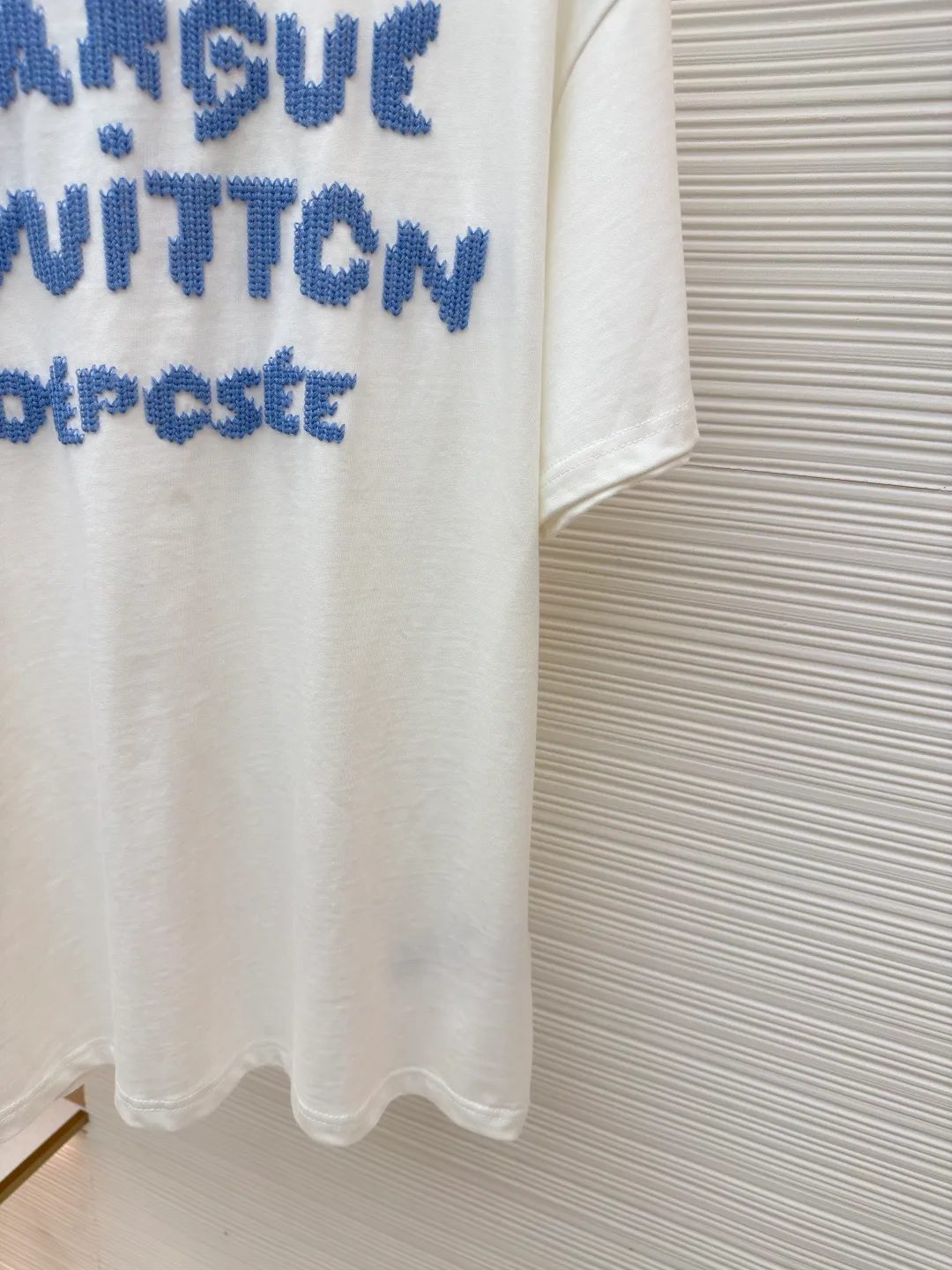 LOUIS VUITTON printed knitted round neck T-shirt ●Authentic product: purchased and developed by 14019 ●Item number: 1680659-A45 ●Fabric: cotton jersey fabric ●Technology: Printed knitted fabric ●Version: fitted version ●Weight: about 295 grams ●Size: XS-S-M-L ●Description: LV The new 2025 SS autumn and winter round neck T-shirt is made of cotton jersey and is carefully made with hook and loop embroidery techniques. It is an easy-to-wear item that can be worn with a jacket in autumn and winter. Playful logo lettering adorns the front and the LV logo is embroidered on the back, completing this beautiful piece! The overall wiring is straight and delicate, the fabric is comfortable and soft, and the color is consistent without color difference. It can be matched with the same style to create a fashionable look and control various occasions. Customized accessories, complete with three standards, same style for men and women!